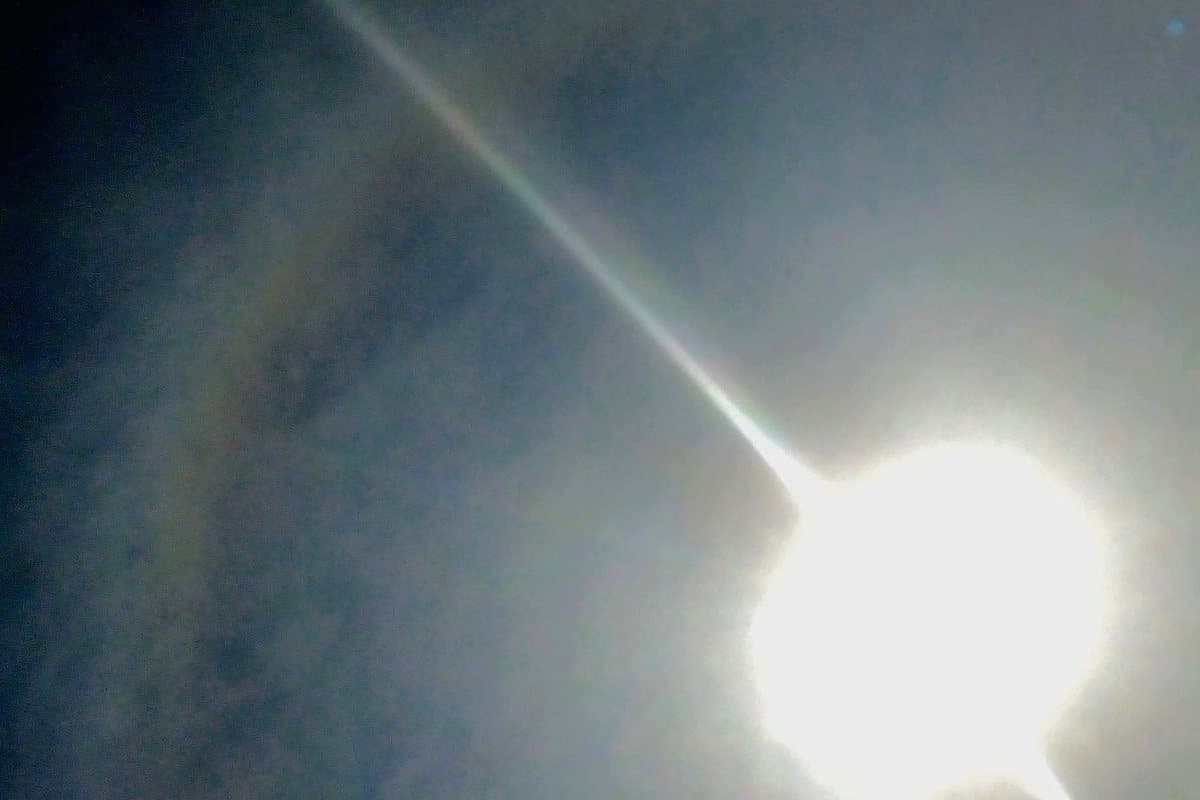 Cirrostratos: velo blanquecino delante del sol con parte del halo de 22° a su alrededor.