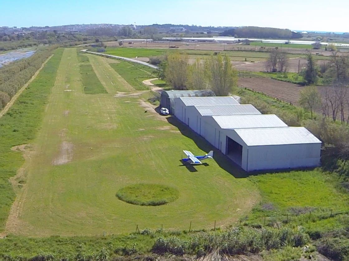 La pista y los hangares del Aeròdrom de Palafolls
